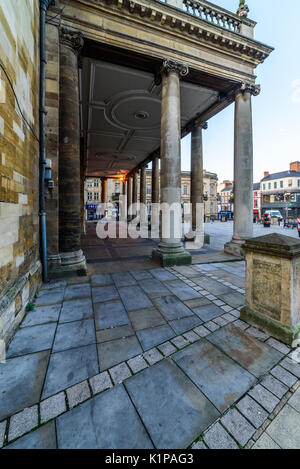 Northampton, Regno Unito - Agosto 10, 2017: cielo chiaro vista la mattina della Chiesa di Tutti i Santi nel centro di Northampton. Foto Stock