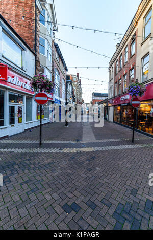 Northampton, Regno Unito - Agosto 10, 2017: cielo chiaro vista la mattina di pesce Street nel centro di Northampton. Foto Stock