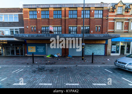 Northampton, Regno Unito - agosto 10, 2017: cielo chiaro vista la mattina di abington street nel centro di Northampton. Foto Stock