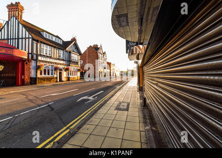 Northampton, Regno Unito - agosto 10, 2017: cielo chiaro vista la mattina di abington street nel centro di Northampton. Foto Stock