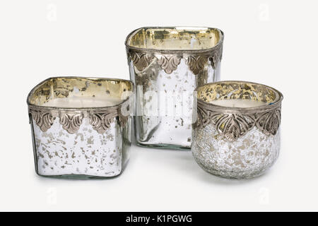 Chiudere l immagine dei tre round rustico argento e oro vetro CRACKLED portacandele e candele isolato su sfondo bianco Foto Stock