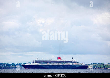 La Queen Mary 2 passando Groix Island, sul suo modo di Saint Nazaire per l'inizio del centenario Transat 'Ponte 2017', un storici transatlantici Foto Stock