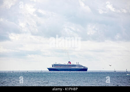 La Queen Mary 2 passando Groix Island, sul suo modo di Saint Nazaire per l'inizio del centenario Transat 'Ponte 2017', un storici transatlantici Foto Stock