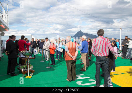 Celebrazione attraversando il Circolo Polare Artico in direzione sud, Norvegia sul traghetto Hurtigruten Foto Stock