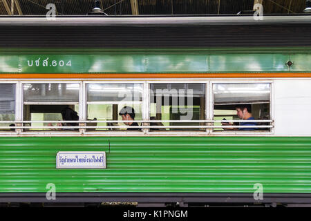 I passeggeri seduti nella carrozza VERDE, stazione di Hualamphong, Bangkok, Thailandia Foto Stock