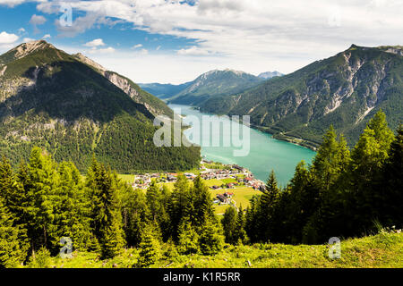 Il bellissimo lago di Achen. Il lago più alto nel Tirolo austriaco e si trova a nord di Jenback. Ha una profondità massima di 133m e ideale per sport acquatici Foto Stock