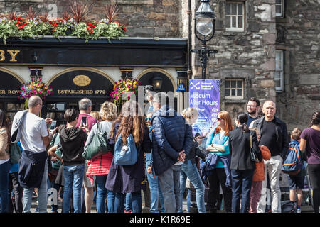 I turisti affollano intorno e fotografare Greyfriars Bobby, famosi del XIX secolo Edinburgh SkyeTerrier cane, su George IV Bridge nel centro della c Foto Stock