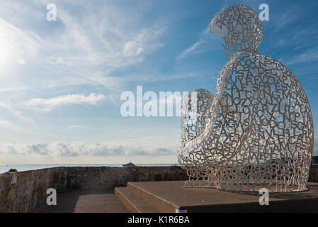 "Nomade" scultura dell'artista catalano Jaume da Plensa a che si affaccia sulla baia di Antibes, Cote d'Azur, in Francia Foto Stock