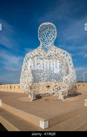 "Nomade" scultura dell'artista catalano Jaume da Plensa a che si affaccia sulla baia di Antibes, Cote d'Azur, in Francia Foto Stock