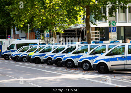 Una linea di Mercedes auto della polizia parcheggiata fuori un luogo stazione su una strada a Stoccarda in Germania, Europa Foto Stock