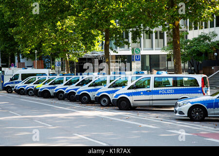 Una linea di Mercedes auto della polizia parcheggiata fuori un luogo stazione su una strada a Stoccarda in Germania, Europa Foto Stock