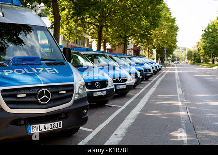 Una linea di Mercedes auto della polizia parcheggiata fuori un luogo stazione su una strada a Stoccarda in Germania, Europa Foto Stock