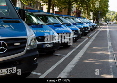 Una linea di Mercedes auto della polizia parcheggiata fuori un luogo stazione su una strada a Stoccarda in Germania, Europa Foto Stock