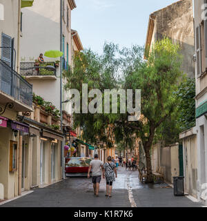 Stretto vicoletto a Antibes, Cote d'Azur, in Francia Foto Stock