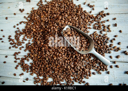 Cumulo di fresco caffè torrefatto in grani per rendere moka turco o espresso Foto Stock