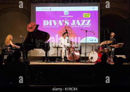 Roma, Italia. 25 Ago, 2017. Il buon pianista siciliano eseguita presso la Casa Internazionale delle Donne a Roma presso il Diva's Jazz evento. Con lei sul palco Giuseppe Bassi al contrabbasso e Lucrezio De Seta su tamburi. Credito: Leo Claudio De Petris/Pacific Press/Alamy Live News Foto Stock