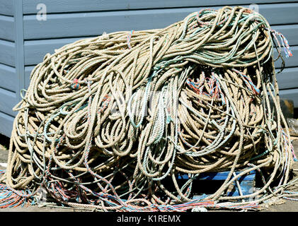 Un mucchio di corda di pesca sulla banchina. Foto Stock