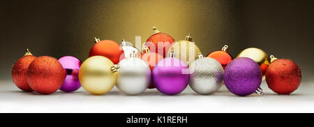 Le palle di Natale insieme contro una golden stardust sfondo. Grande formato orizzontale per striscioni Foto Stock