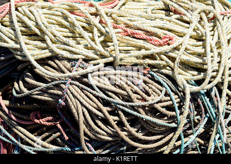 Un mucchio di corda di pesca sulla banchina. Foto Stock