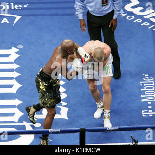 Las Vegas, Nevada, USA. Il 27 agosto, 2017. Pugile Floyd Mayweather jr smette di UFC fighter Conor McGregor nel decimo round del loro super welterweight match di boxe su agosto 26, 2017 a T-Mobile Arena di Las Vegas, Nevada Credit: Marcel Thomas/ZUMA filo/Alamy Live News Foto Stock