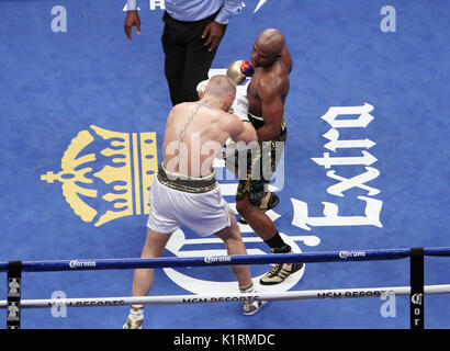 Las Vegas, Nevada, USA. Il 27 agosto, 2017. Pugile Floyd Mayweather jr smette di UFC fighter Conor McGregor nel decimo round del loro super welterweight match di boxe su agosto 26, 2017 a T-Mobile Arena di Las Vegas, Nevada Credit: Marcel Thomas/ZUMA filo/Alamy Live News Foto Stock