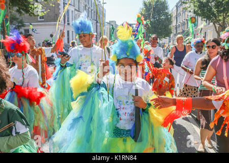 Londra, Regno Unito. Il 27 agosto, 2017. Il carnevale di Notting Hill è iniziato con una famiglia parata del giorno con i bambini vestiti in colorati costumi di Samba. Il carnevale di Notting Hill che celebra la cultura afro-caraibica dalla British West Indian comunità dovrebbe attirare 1 milioni di festaioli oltre a Ferragosto Credito: amer ghazzal/Alamy Live News Foto Stock