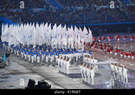 Tianjin. Il 27 agosto, 2017. Persone che portano le bandiere del XIII Chinese National sfilata di giochi nello stadio durante la cerimonia di apertura del XIII cinese Giochi Nazionali nel nord della Cina di Tianjin comune, e il agosto 27, 2017. Credito: Zhu Zheng/Xinhua/Alamy Live News Foto Stock