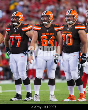 Agosto 26, 2017 - Cleveland Browns guard John Greco (77), Cleveland Browns guard JC Tretter (64) e Cleveland Browns offensive guard Kevin Zeitler (70) del gioco tra il Cleveland Browns e il Tampa Bay Buccaneers presso Raymond James Stadium di Tampa, Florida. Del Mecum/CSM Foto Stock