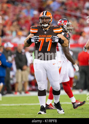 Agosto 26, 2017 - Cleveland Browns guard John Greco (77) del gioco tra il Cleveland Browns e il Tampa Bay Buccaneers presso Raymond James Stadium di Tampa, Florida. Del Mecum/CSM Foto Stock