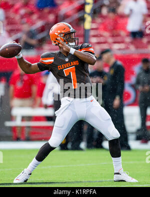 Agosto 26, 2017 - Cleveland Browns quarterback DeShone Kizer (7) prima che il gioco tra il Cleveland Browns e il Tampa Bay Buccaneers presso Raymond James Stadium di Tampa, Florida. Del Mecum/CSM Foto Stock