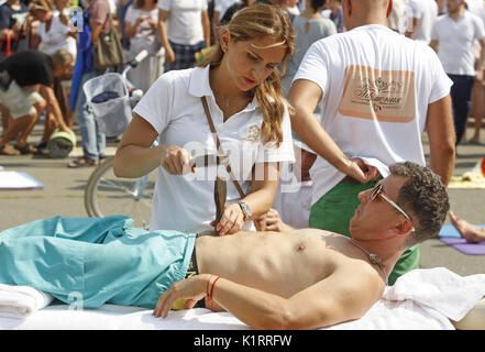 Kiev, Ucraina. Il 27 agosto, 2017. Massaggiatori ucraino prendere parte a una massa evento massaggi nel centro di Kiev, Ucraina, il 27 agosto 2017. Alcuni 300 massaggiatori ucraino impostare un record registrato dal registro nazionale dei record di Ucraina, come massa massaggi evento con il maggior numero di massaggiatori. Credito: Serg Glovny/ZUMA filo/Alamy Live News Foto Stock