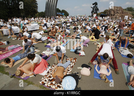 Kiev, Ucraina. Il 27 agosto, 2017. Massaggiatori ucraino prendere parte a una massa evento massaggi nel centro di Kiev, Ucraina, il 27 agosto 2017. Alcuni 300 massaggiatori ucraino impostare un record registrato dal registro nazionale dei record di Ucraina, come massa massaggi evento con il maggior numero di massaggiatori. Credito: Serg Glovny/ZUMA filo/Alamy Live News Foto Stock