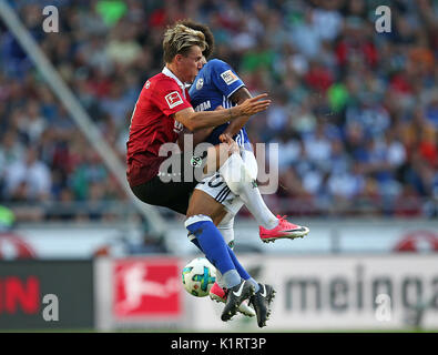 27.08.2017, Fussball 1. Bundesliga 2017/2018, 2. Spieltag, Hannover 96 - FC Schalke 04, in der HDI-Arena Hannover. v.l. Felix Klaus (Hannover) gegen Thilo Kehrer (Schalke) Foto: Cronos/MIS Foto Stock