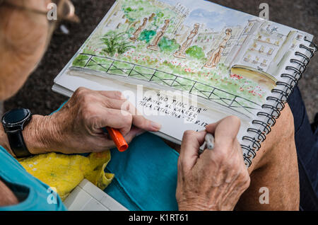 Barcellona, Spagna. Il 27 agosto, 2017. Una donna completa il suo disegno con la scritta citando 'Non ho paura, disegno sulla strada." Barcellona Urban Sketchers rendere omaggio alle vittime degli attacchi terroristici di Barcellona e Cambrils sotto lo slogan "Non ho paura. Disegno su strada". Credito: SOPA Immagini limitata/Alamy Live News Foto Stock