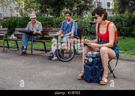 Barcellona, Spagna. Il 27 agosto, 2017. Una giovane donna e due uomini si vede il disegno. Barcellona Urban Sketchers rendere omaggio alle vittime degli attacchi terroristici di Barcellona e Cambrils sotto lo slogan "Non ho paura. Disegno su strada' Credit: SOPA Immagini limitata/Alamy Live News Foto Stock