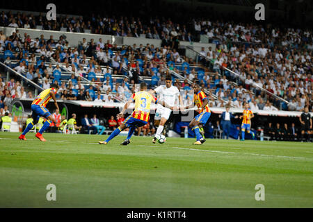 Madrid, Spagna. Il 27 agosto, 2017. Ruben Vezo (3) Valencia CF il lettore. Marco Asensio (20) del Real Madrid in player.La Liga tra Real Madrid vs Valencia CF al Santiago Bernabeu a Madrid, Spagna, 27 agosto 2017 . Credito: Gtres Información más Comuniación on line, S.L./Alamy Live News Foto Stock