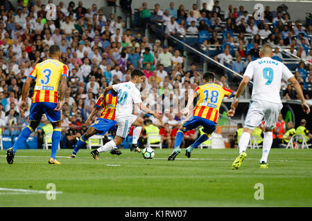 Madrid, Spagna. Agosto 27, 2017 . Ruben Vezo (3) Valencia CF il lettore. Marco Asensio (20) del Real Madrid in player.Carlos Soler (18) Valencia CF il lettore.La Liga tra Real Madrid vs Valencia CF al Santiago Bernabeu a Madrid, Spagna, 27 agosto 2017 . Credito: Gtres Información más Comuniación on line, S.L./Alamy Live News Foto Stock