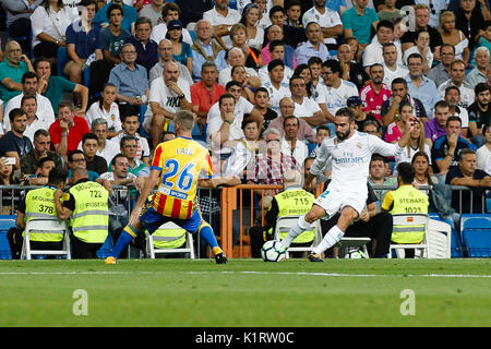 Madrid, Spagna. Agosto 27, 2017 . Toni lato (26) Valencia CF il lettore. Daniel Carvajal Ramos (2) del Real Madrid in player.La Liga tra Real Madrid vs Valencia CF al Santiago Bernabeu a Madrid, Spagna, 27 agosto 2017 . Credito: Gtres Información más Comuniación on line, S.L./Alamy Live News Foto Stock