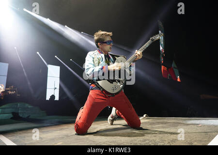 Reading, Regno Unito. Il 27 agosto, 2017. Matt Bellamy dei Muse di eseguire in finale headline slot sul palco principale al 2017 Festival della lettura. Foto Data: Domenica, 27 agosto 2017. Credito: Roger Garfield/Alamy Live News Foto Stock