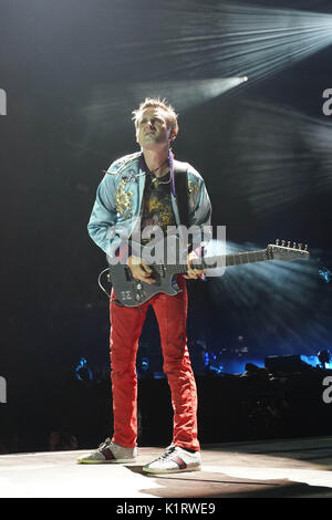 Reading, Regno Unito. Il 27 agosto, 2017. Matt Bellamy dei Muse di eseguire in finale headline slot sul palco principale al 2017 Festival della lettura. Foto Data: Domenica, 27 agosto 2017. Credito: Roger Garfield/Alamy Live News Foto Stock