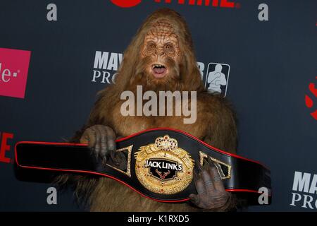 Sasquatch presso gli arrivi per Showtime's Mayweather vs. McGregor Pre-Event VIP Party Red Carpet, T-Mobile Arena, Las Vegas NV, Agosto 26, 2017. Foto di: JA/Everett Collection Foto Stock