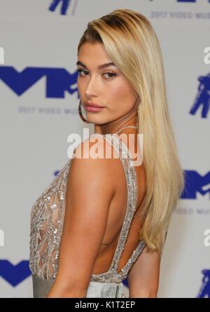 Inglewood, CA. Il 27 agosto, 2017. Hailey Baldwin presso gli arrivi di MTV Video Music Awards (VMAs) 2017 - Arrivi, il Forum, Inglewood CA, 27 agosto 2017. Credito: Elizabeth Goodenough/Everett raccolta/Alamy Live News Foto Stock