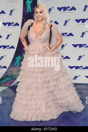 Inglewood, California, Stati Uniti d'America. Il 27 agosto, 2017. Kesha arriva per il 2017 MTV Video Music Awards al Forum. Credito: Lisa O'Connor/ZUMA filo/Alamy Live News Foto Stock