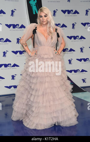 Inglewood, California, Stati Uniti d'America. Il 27 agosto, 2017. Kesha arriva per il 2017 MTV Video Music Awards al Forum. Credito: Lisa O'Connor/ZUMA filo/Alamy Live News Foto Stock