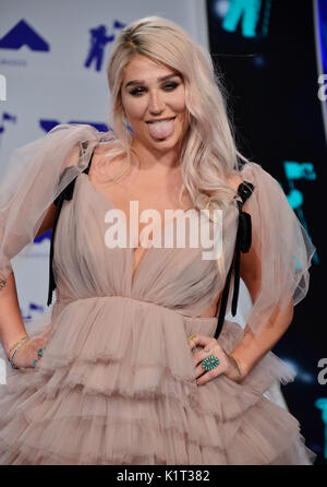 Los Angeles, Stati Uniti d'America. Il 27 agosto, 2017. Ke$ha 132 arrivando a MTV VMA 2017 ( Music Awards ) presso il Great Western Forum di Los Angeles. Agosto 27, 2017. Credito: Tsuni/USA/Alamy Live News Foto Stock