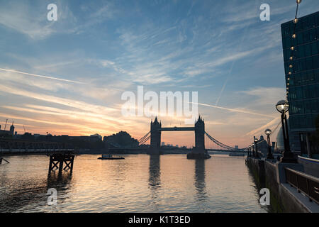 Il Tower Bridge di Londra, Regno Unito. 28 Agosto, 2017. Meteo REGNO UNITO: Caldo bank holiday sunrise presso il Tower bridge. La mattina presto le scene nei pressi di Tower of London, Queens a piedi. Credito: WansfordPhoto/Alamy Live News Foto Stock