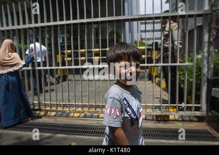 Di Giacarta, a Jakarta, Indonesia. 28 Agosto, 2017. Rohingya e bangladese bambini musulmani stand al di fuori dell'UNHCR durante una manifestazione di protesta di fronte all'Alto Commissario delle Nazioni Unite per i Rifugiati (ACNUR) ufficio di Jakarta, Indonesia il 28 agosto 2017. Decine di Rohingya e migranti del Bangladesh hanno protestato davanti all ufficio UNHCR sollecitando governo birmano per fermare le violenze contro la popolazione rohingya e. Migliaia di Rohingya musulmani fuggiti dalle violenze in Myanmar sono state cercando di attraversare la frontiera con il Bangladesh come nuovi scontri scoppiati in Myanmar nordoccidentale Stato di Rakhine, India oggi repo Foto Stock