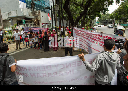 Di Giacarta, a Jakarta, Indonesia. 28 Agosto, 2017. Rohingya e migranti del Bangladesh gridare slogan come essi detengono il banner di protesta a leggere 'Stop Rohingya genocidio', 'Pregate per Rohingya', 'Salva Rohingya, 'Stop genocidio Rohingya in Myanmar' e 'arrestare e perseguire il genocidio dei Rohingya' durante una manifestazione di protesta di fronte all'Alto Commissario delle Nazioni Unite per i Rifugiati (ACNUR) ufficio di Jakarta, Indonesia il 28 agosto 2017. Decine di Rohingya e migranti del Bangladesh hanno protestato davanti all ufficio UNHCR sollecitando governo birmano per fermare le violenze contro la popolazione rohingya e. Migliaia di Rohingya Foto Stock