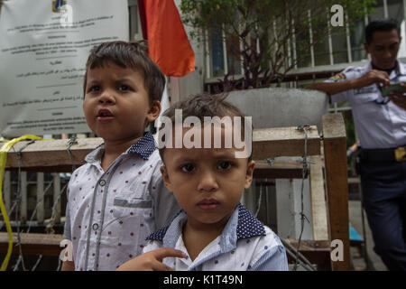 Di Giacarta, a Jakarta, Indonesia. 28 Agosto, 2017. Rohingya e bangladese bambini musulmani stand al di fuori dell'UNHCR durante una manifestazione di protesta di fronte all'Alto Commissario delle Nazioni Unite per i Rifugiati (ACNUR) ufficio di Jakarta, Indonesia il 28 agosto 2017. Decine di Rohingya e migranti del Bangladesh hanno protestato davanti all ufficio UNHCR sollecitando governo birmano per fermare le violenze contro la popolazione rohingya e. Migliaia di Rohingya musulmani fuggiti dalle violenze in Myanmar sono state cercando di attraversare la frontiera con il Bangladesh come nuovi scontri scoppiati in Myanmar nordoccidentale Stato di Rakhine, India oggi repo Foto Stock