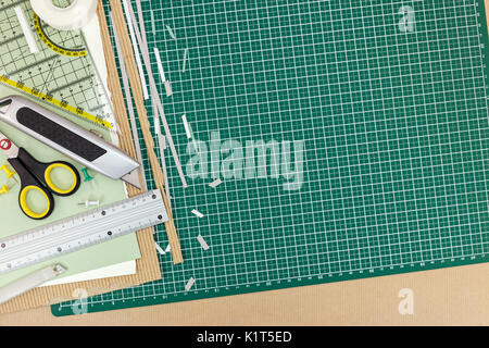 Tappeto di taglio con varie forniture da ufficio e di strumenti, vista  dall'alto, spazio di copia Foto stock - Alamy